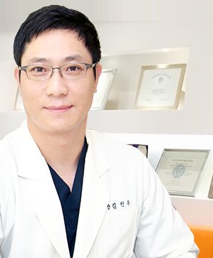 흰 가운을 입은 김민수 대표원장(상담실)